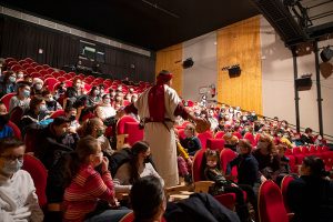 Des scolaires assistent à un spectacle au théâtre Les Arts de Cluny ©G.Pommier