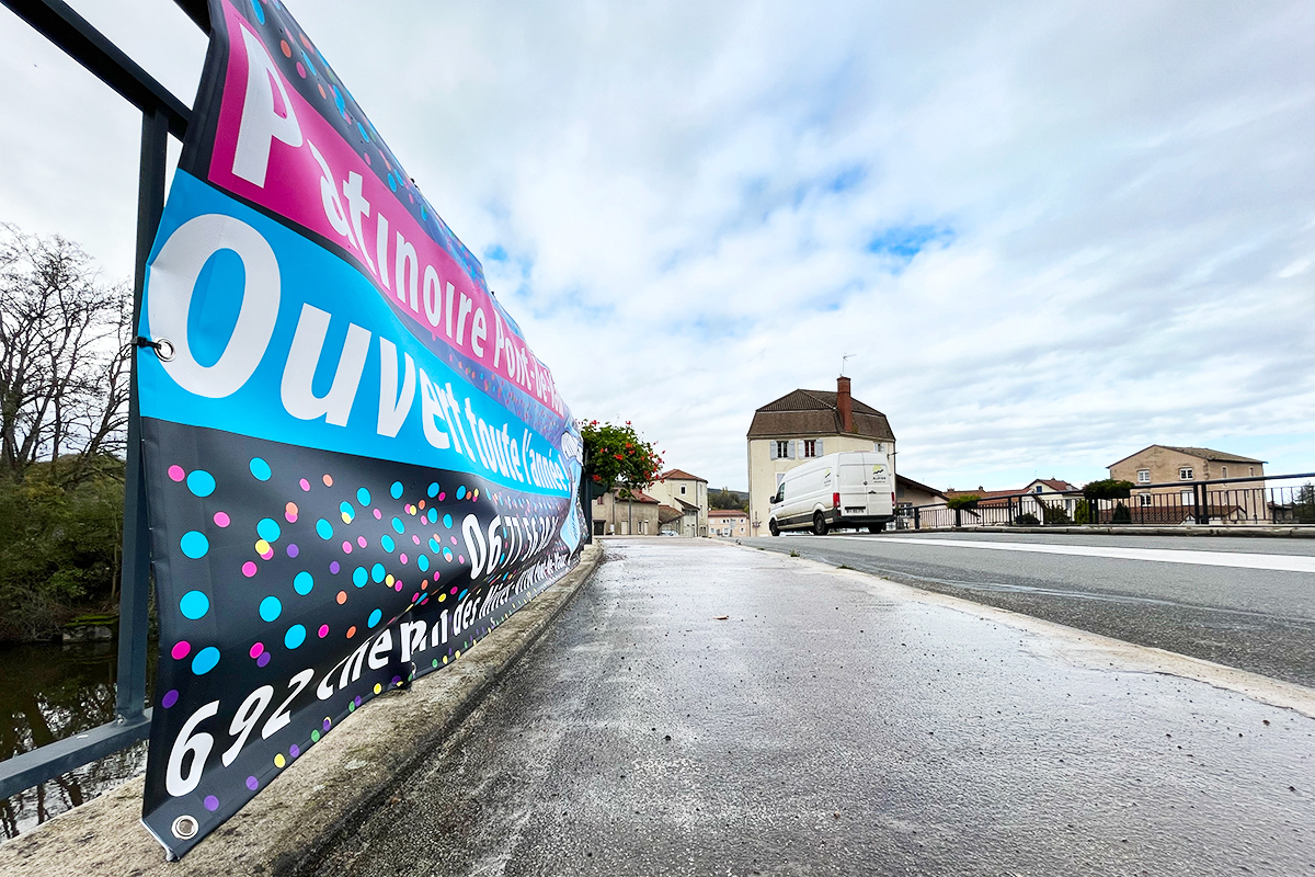 Une banderole sur la rambarde du pont de l'Étang à Cluny ©G.Pommier