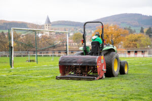 Travaux de rénovation des terrains de sport en herbe ©G.Pommier