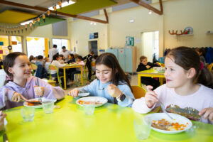 Un restaurant scolaire engagé pour une alimentation saine locale et responsable