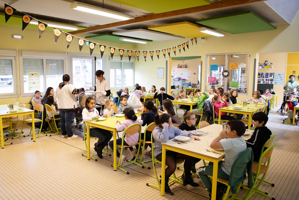 Un restaurant scolaire engagé pour une alimentation saine locale et responsable