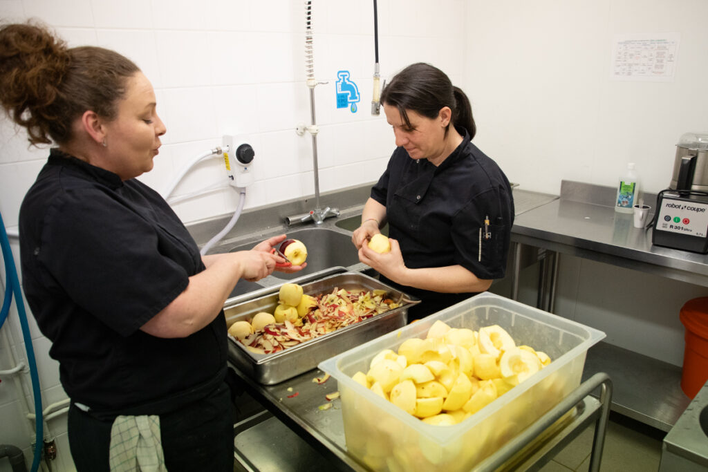 Un restaurant scolaire engagé pour une alimentation saine locale et responsable